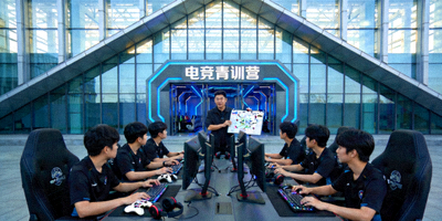 电竞青训营基地外观，年轻学员在教练指导下进行训练