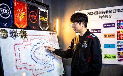 电竞战队教练在战术板前讲解，背景显示豪门战队队标与转会传闻图表