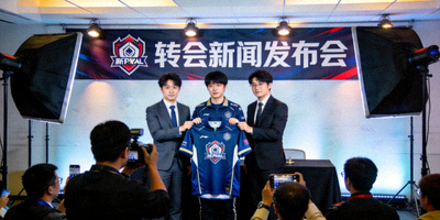 明星电竞选手转会新闻发布会现场照片，手持新战队队服